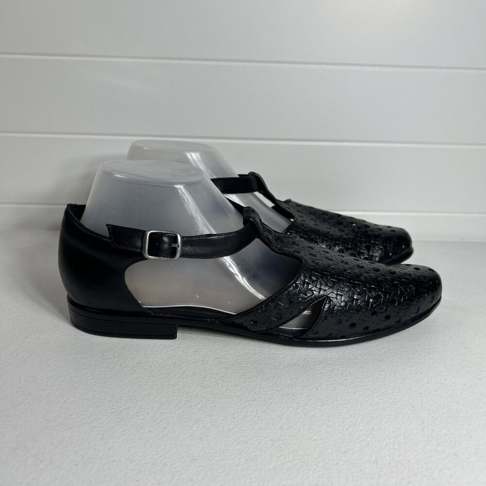 Trotters Shoes Women’s Size 11 M Black  Mary Jane T-Strap Laser Cutouts Leather